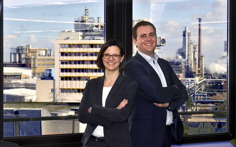 BASF-Führungskräfte Saskia Sporys und Daniel Zirnig. Foto: Alessandro Balzarin / IW Medien