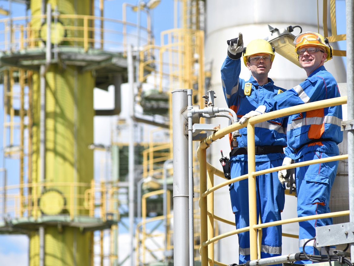 Zwei Chemie-Facharbeiter auf dem Außengelände einer Chemie-Anlage. Foto: industrieblick - stock.adobe.com