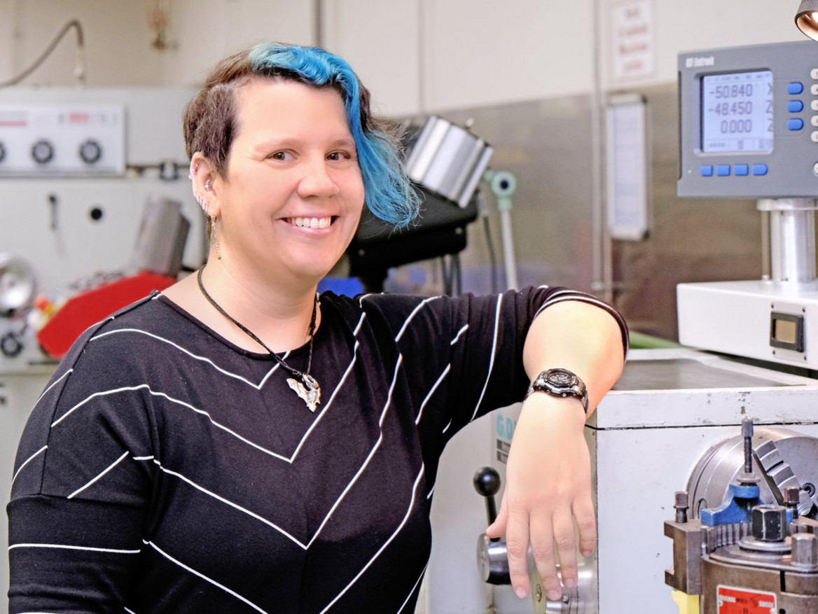 Ausbilderin Ingrid Schubert in der Lehrwerkstatt bei Boehringer Ingelheim. Foto: Florian Lang