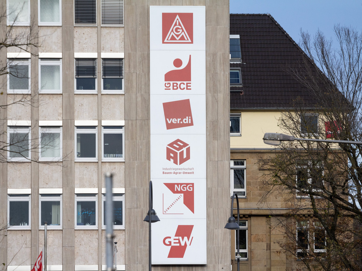 Mehrstöckiges Haus mit den Logos der verschiedenen Gewerkschaften in Deutschland. Foto: Jerome/stock.adobe.com