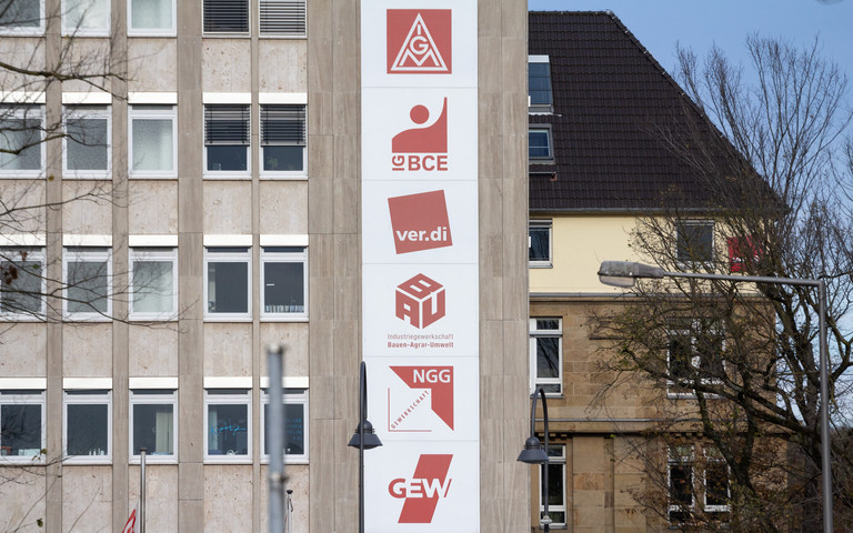 Mehrstöckiges Haus mit den Logos der verschiedenen Gewerkschaften in Deutschland. Foto: Jerome/stock.adobe.com