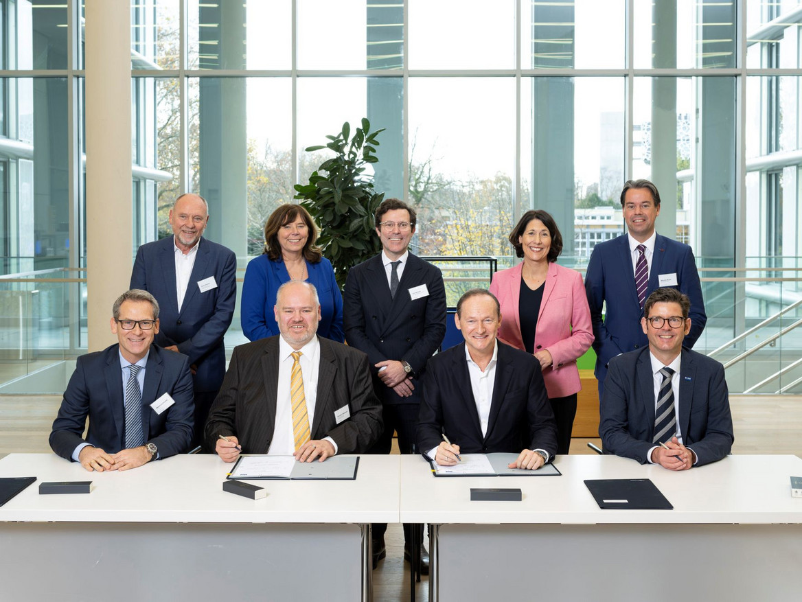 Reihe vorne v.l.n.r.: Meinhard Grodde, Head of Legal und Compliance, Vulcan Energie, Thorsten Weimann, Geschäftsführer und Chief Development Officer, Vulcan Energie, Uwe Liebelt, Präsident Europäische Verbundstandorte bei BASF, Tilmann Hezel, Senior Vice President Infrastruktur bei BASF; Reihe hinten v.l.n.r.: Horst Kreuter, Co-Founder und Chief Representative, Vulcan Energie, Jutta Steinruck, Oberbürgermeistern Stadt Ludwigshafen, Cris Moreno, Managing Director und CEO, Vulcan Energy, Daniela Schmitt, Wirtschaftsministerin Rheinland-Pfalz, Nicolas Meyer, Oberbürgermeister Stadt Frankenthal Foto: BASF SE