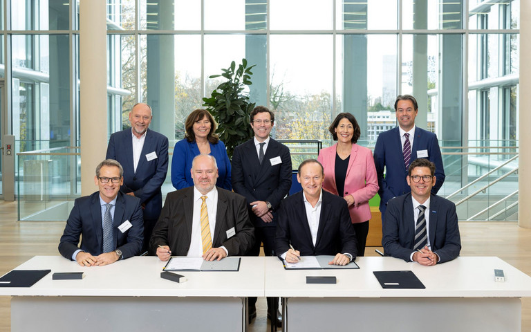 Reihe vorne v.l.n.r.: Meinhard Grodde, Head of Legal und Compliance, Vulcan Energie, Thorsten Weimann, Geschäftsführer und Chief Development Officer, Vulcan Energie, Uwe Liebelt, Präsident Europäische Verbundstandorte bei BASF, Tilmann Hezel, Senior Vice President Infrastruktur bei BASF; Reihe hinten v.l.n.r.: Horst Kreuter, Co-Founder und Chief Representative, Vulcan Energie, Jutta Steinruck, Oberbürgermeistern Stadt Ludwigshafen, Cris Moreno, Managing Director und CEO, Vulcan Energy, Daniela Schmitt, Wirtschaftsministerin Rheinland-Pfalz, Nicolas Meyer, Oberbürgermeister Stadt Frankenthal Foto: BASF SE