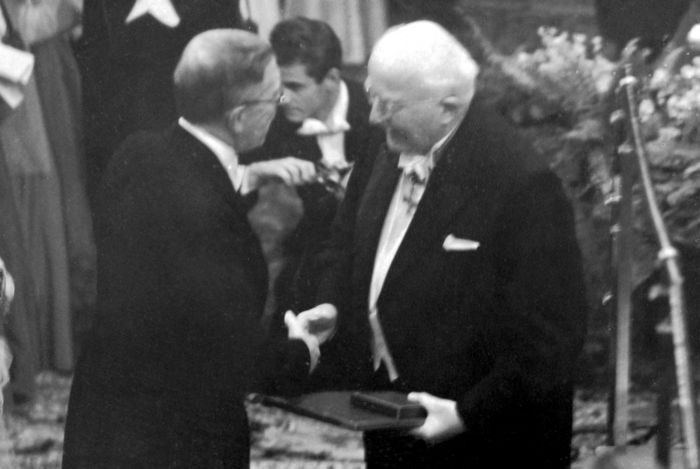 Späte Ehrung: Professor Hermann Staudinger (rechts) erhält 1953 den Nobelpreis für Chemie. Foto: picture-alliance/dpa