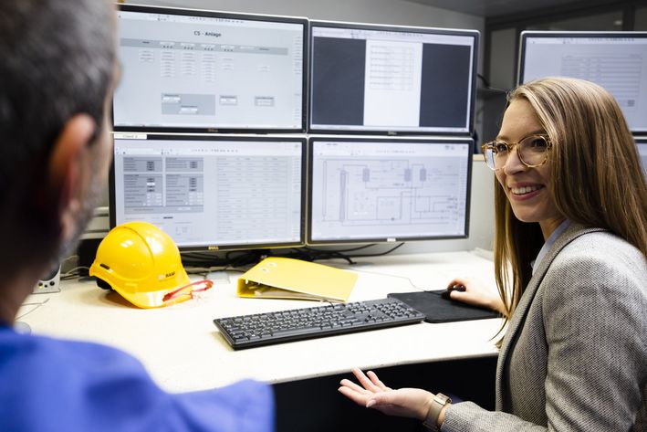 Vorbild: Damit Frauen in technischen Berufen sichtbarer werden, zeigt die Ingenieurin Präsenz. Foto: BASF