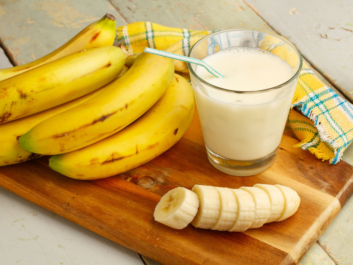 Bananen und Bananen-Shake auf einem Tablett. Foto: Mercedes Fittipaldi - stock.adobe.com