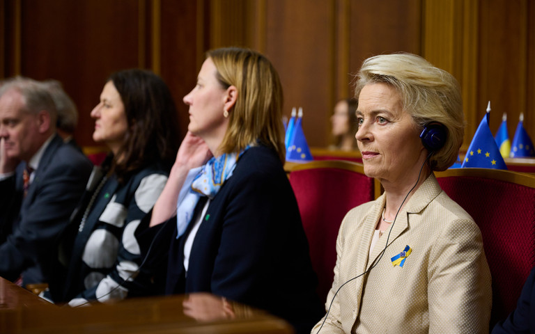 EU-Kommissionspräsidentin Ursula von der Leyen sitzt in einem Plenarsaal neben drei anderen Personen. Foto: VadymSarakhan/stock.adobe.com 