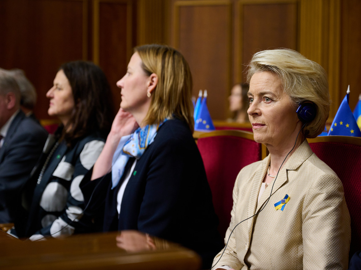 EU-Kommissionspräsidentin Ursula von der Leyen sitzt in einem Plenarsaal neben drei anderen Personen. Foto: VadymSarakhan/stock.adobe.com 