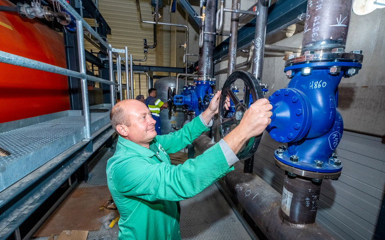 Wadim Pfaff, Teamleiter für Energie und Umwelt beim Check im Kesselhaus des neuen Biomasseheizkraftwerks von Finzelberg in Andernach. Foto: Daniel Roth - IW Medien