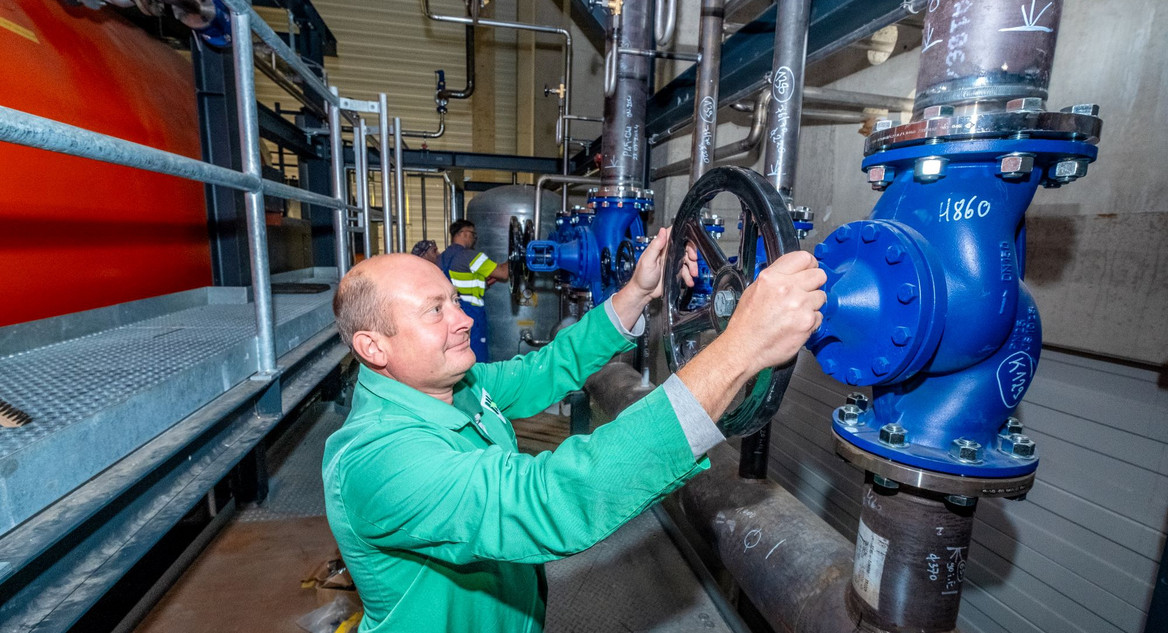 Wadim Pfaff, Teamleiter für Energie und Umwelt beim Check im Kesselhaus des neuen Biomasseheizkraftwerks von Finzelberg in Andernach. Foto: Daniel Roth - IW Medien