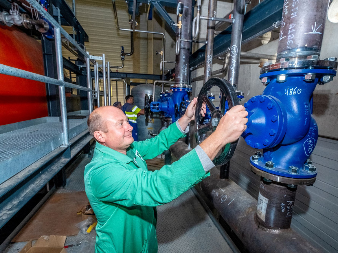 Wadim Pfaff, Teamleiter für Energie und Umwelt beim Check im Kesselhaus des neuen Biomasseheizkraftwerks von Finzelberg in Andernach. Foto: Daniel Roth - IW Medien