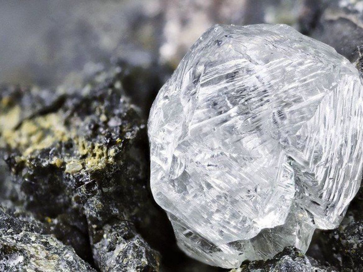 Ein Diamant, wie hier abgebildet, besteht komplett aus Kohlenstoff. Foto: Björn Wylezich – stock.adobe.comf. 
