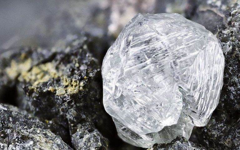 Ein Diamant, wie hier abgebildet, besteht komplett aus Kohlenstoff. Foto: Björn Wylezich – stock.adobe.comf. 