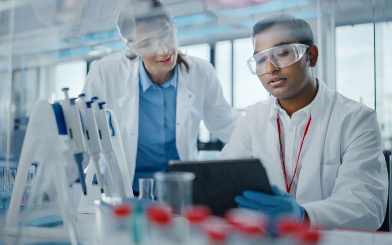 Wissenschaftsteam in der Chemie-Industrie: Nicht nur hier sind Teamwork und analytisches Denken die zentralen Future Skills. Foto: stock.adobe.com/Gorodenkoff