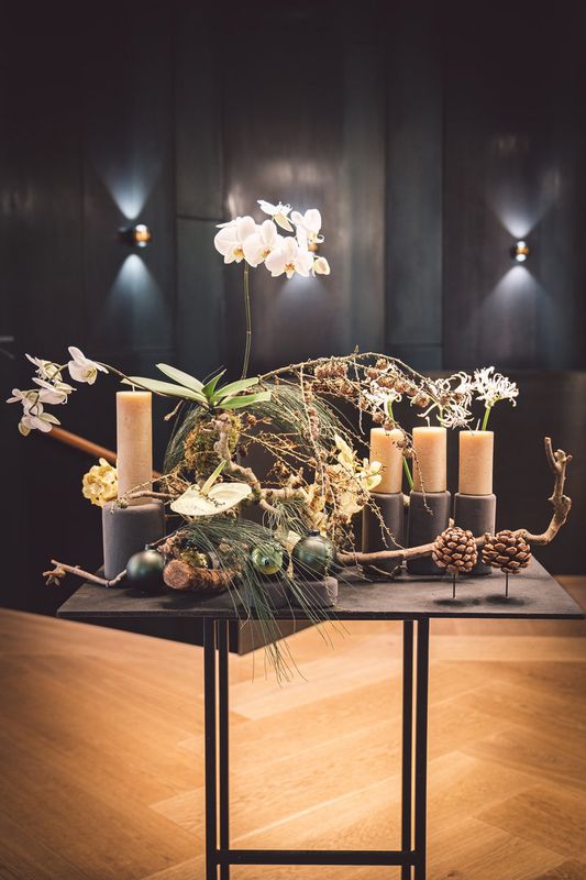 Vielseitig: Zylinderförmige Arrangements sehen auf jeder Festtafel gut aus. Foto: Nami Kim/Floral Designer Timo Hoogterp.