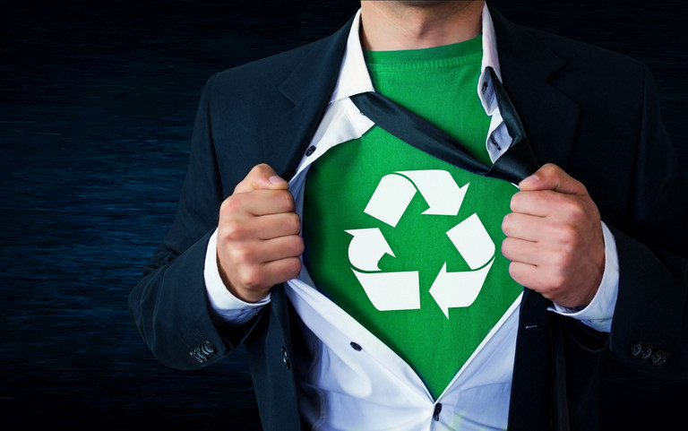 Geschäftsmann mit T-Shirt und Recyclingsymbol unter seinem weißen Hemd. Foto: andranik123 - stock.adobe.com