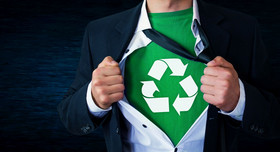 Geschäftsmann mit T-Shirt und Recyclingsymbol unter seinem weißen Hemd. Foto: andranik123 - stock.adobe.com