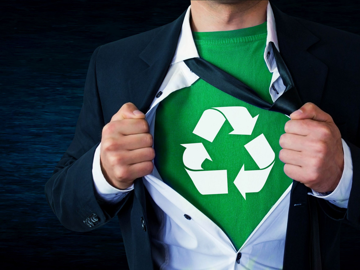 Geschäftsmann mit T-Shirt und Recyclingsymbol unter seinem weißen Hemd. Foto: andranik123 - stock.adobe.com