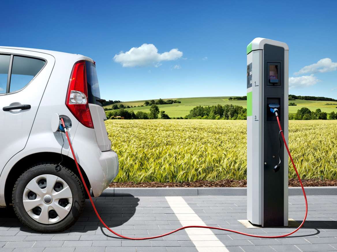 Lithium-Ionen-Batterien sind das Herz der E-Autos E-Auto an der Ladesäule. Foto: Petair - stock.adobe.com