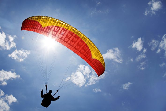 Tragkraft von Nylon: Gleitschirmflieger bei einem Trainingsflug. Foto: stock.adobe.com/Friedberg