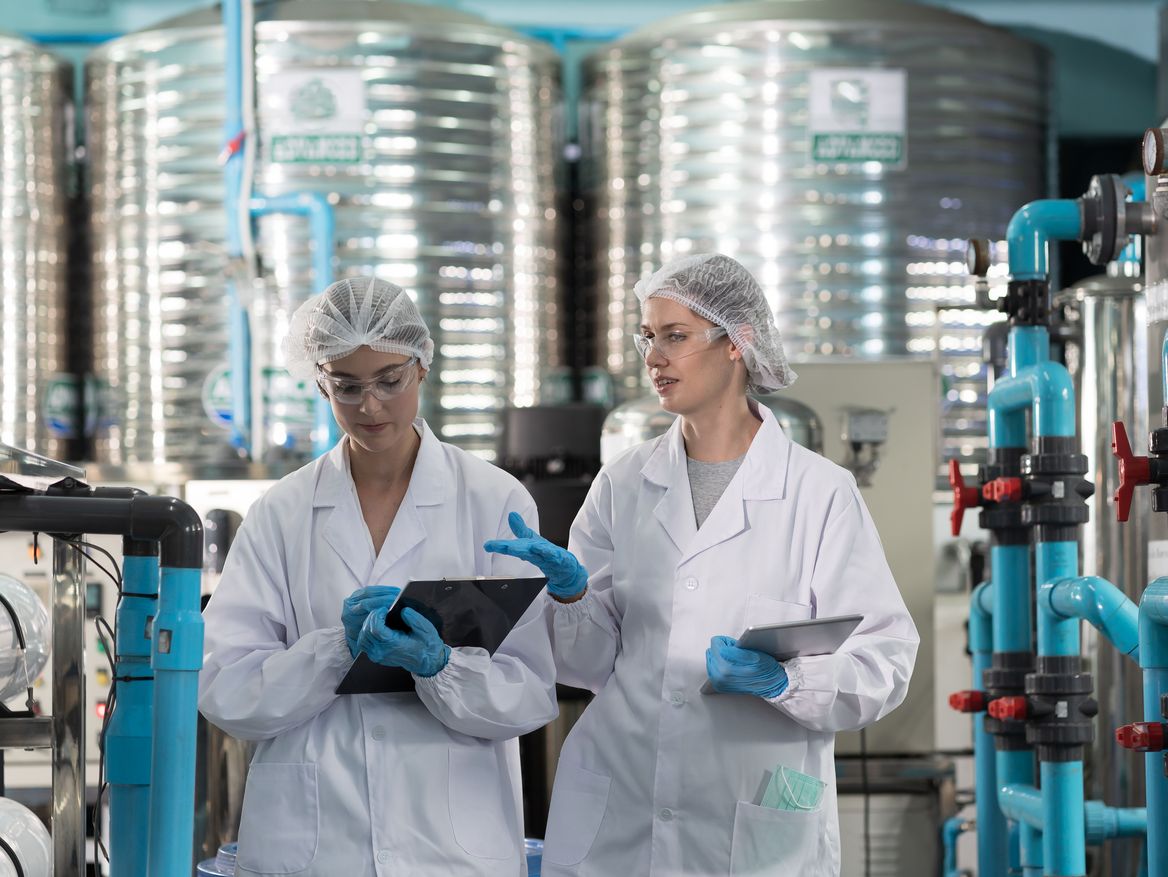 Chemie-Fachkräfte mit Tablets in einer Produktionsanlage Foto: amorn - stock.adobe.com