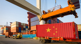 Container mit China-Flagge. Mike_Mareen - stockadobe.com