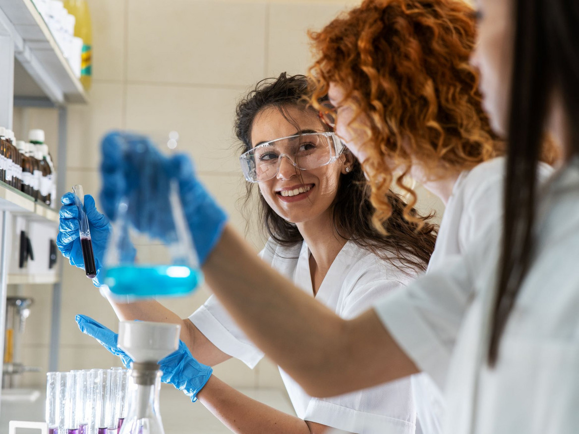 3 weibliche Chemie-Professionals im Labor. Foto: BalanceFormCreative