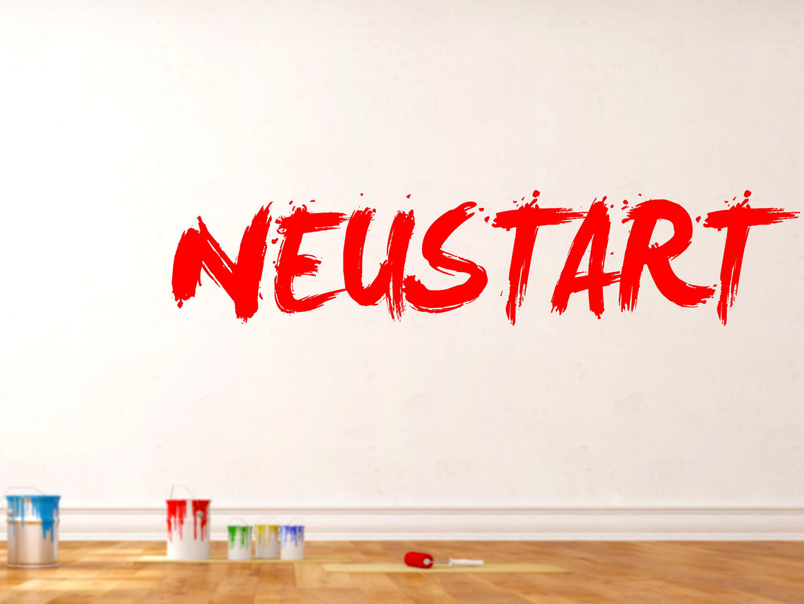 Renovierte Wohnung mit dem Schriftzug "Neustart" an der Wand. Foto: Robert Kneschke - stock.adobe.com