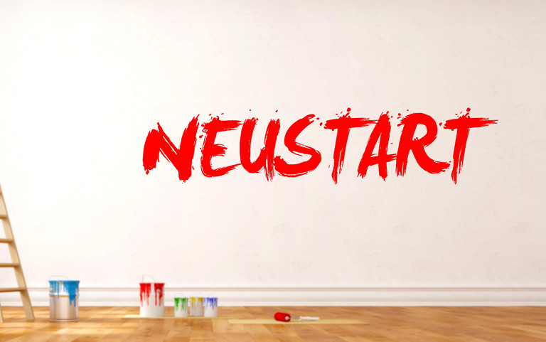 Renovierte Wohnung mit dem Schriftzug "Neustart" an der Wand. Foto: Robert Kneschke - stock.adobe.com