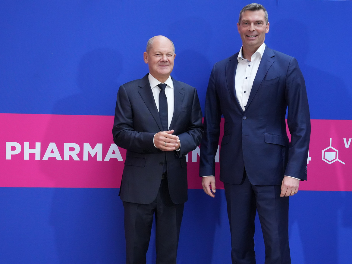 Olaf Scholz und Markus Steilemann stehen beim Branchengipfel vor einer Leinwand des VCI. Foto: VCI