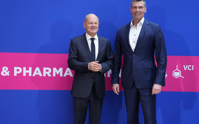 Olaf Scholz und Markus Steilemann stehen beim Branchengipfel vor einer Leinwand des VCI. Foto: VCI