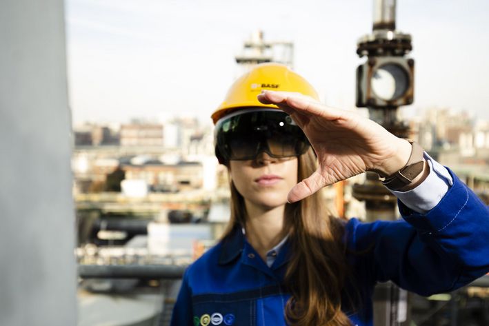 Vision: Das Ziel 30 Prozent Frauen in MINT hat Specht fest im Blick – hier als Trainee mit einer Hololens-Brille. Foto: BASF