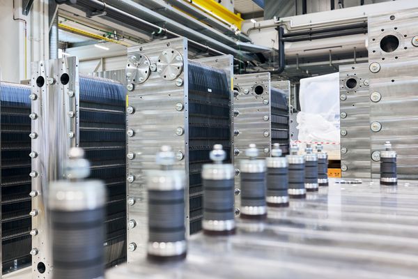 Kernelemente der Wasserstoff-Elektrolyse sind diese sogenannten „Stacks“. Diese werden derzeit in der neuen Gigawatt-Fabrik von Siemens Energy in Berlin gefertigt. Foto: Siemens Energie