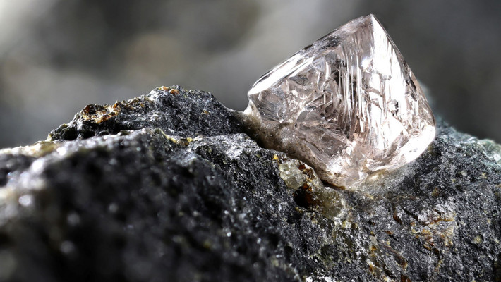Rohdiamant, der auf Kohle liegt. Foto: Björn Wylezich - stock.adobe.com