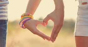 Romantisches Paar Hand in Hand: HPV-Erreger werden vor allen durch sexuelle Kontakte übertragen. Eine vorherige Impfung ist sehr sinnvoll, um möglichen Infektionsfolgen - Krebs! - vorzubeugen. Foto: Africa Studio/stock.adobe.com