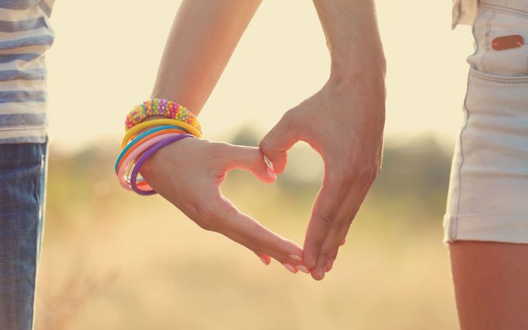 Romantisches Paar Hand in Hand: HPV-Erreger werden vor allen durch sexuelle Kontakte übertragen. Eine vorherige Impfung ist sehr sinnvoll, um möglichen Infektionsfolgen - Krebs! - vorzubeugen. Foto: Africa Studio/stock.adobe.com