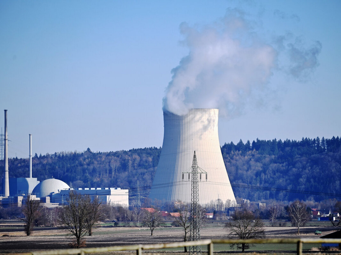 Der Kühlturm eines Atomkraftwerks.