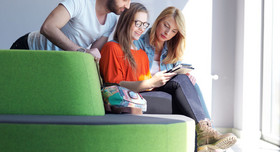 Junge Leute mit Tablet auf dem Business-Sofa. Foto: Storyblocks