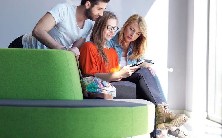 Junge Leute mit Tablet auf dem Business-Sofa. Foto: Storyblocks