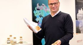 Rhenoflex-Geschäftsführer Frank Böttcher zeigt einen Spezialschuh.