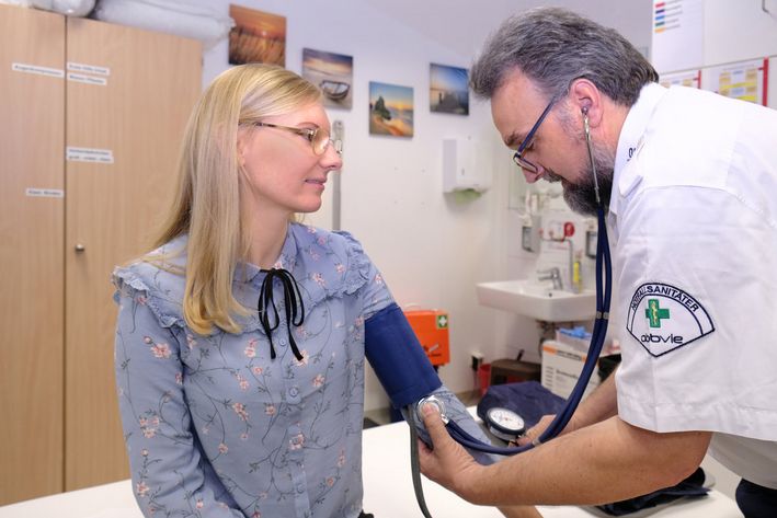 Routine: Betriebsarzt Martin Schmidtke misst den Blutdruck bei einer Mitarbeiterin von AbbVie. Foto: Florian Lang.