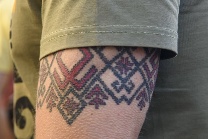 Feingefühl gefragt: Je nach Motiv und Arbeitsgebiet kann ein Tattoo trotzdem manchmal noch für Irritationen sorgen. Foto: imago images /NurPhoto