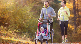 Junge Familie beim Herbstlauf im Wald. Foto: Halfpoint – stock.adobe.com