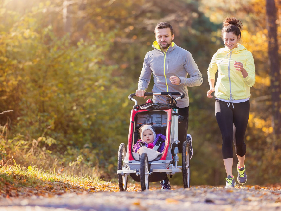 Junge Familie beim Herbstlauf im Wald. Foto: Halfpoint – stock.adobe.com