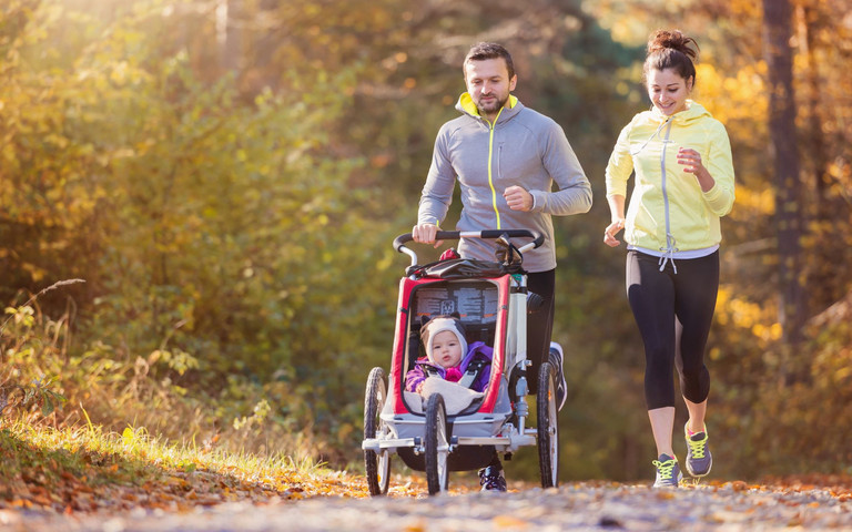 Junge Familie beim Herbstlauf im Wald. Foto: Halfpoint – stock.adobe.com