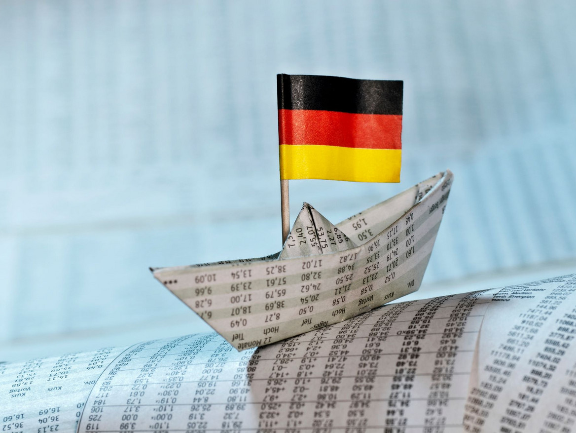 Papierschiffchen mit Deutschlandflagge. Foto: stock.adobe.com - gopixa