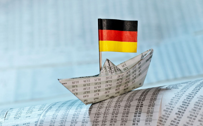 Papierschiffchen mit Deutschlandflagge. Foto: stock.adobe.com - gopixa