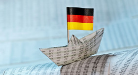 Papierschiffchen mit Deutschlandflagge. Foto: stock.adobe.com - gopixa