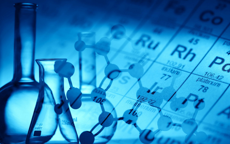 Drei Glasgefäße sind vor einem Ausschnitt des Periodensystems und Molekülstrukturen zu sehen