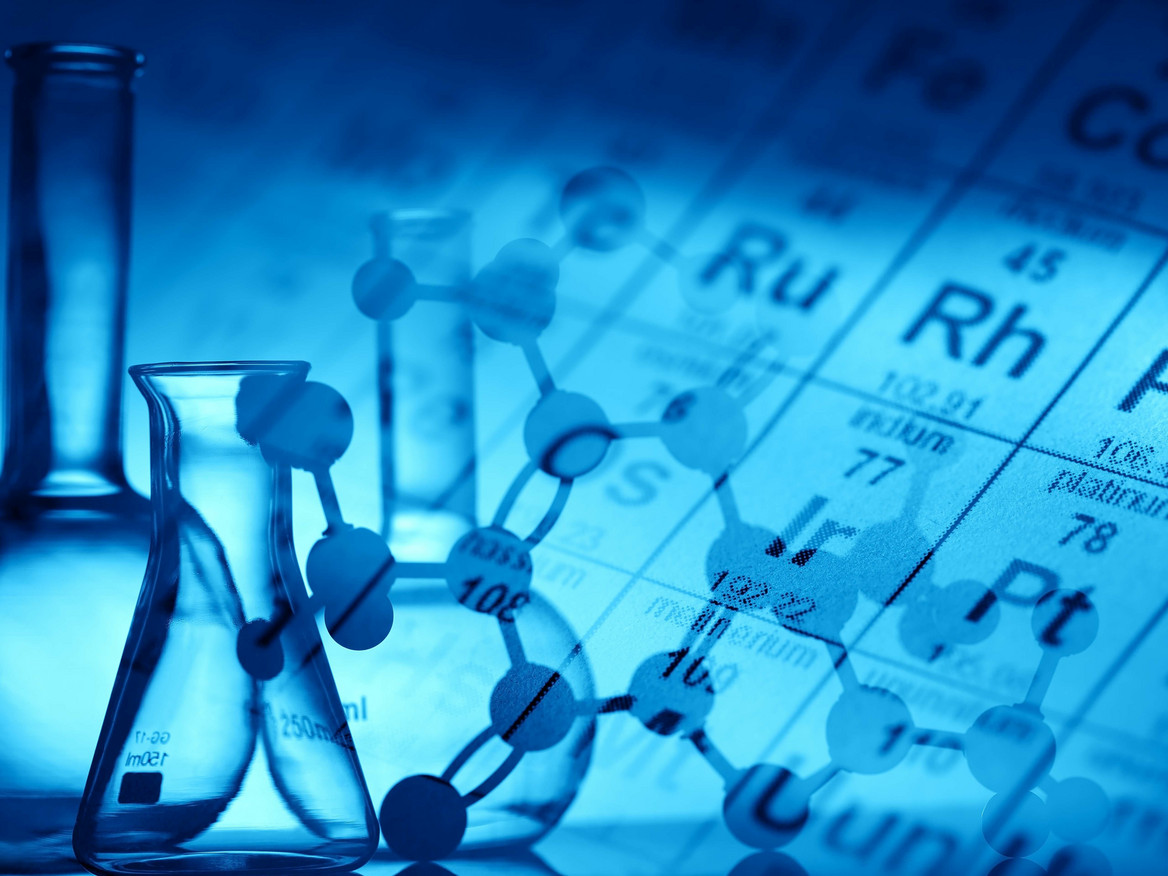 Drei Glasgefäße sind vor einem Ausschnitt des Periodensystems und Molekülstrukturen zu sehen